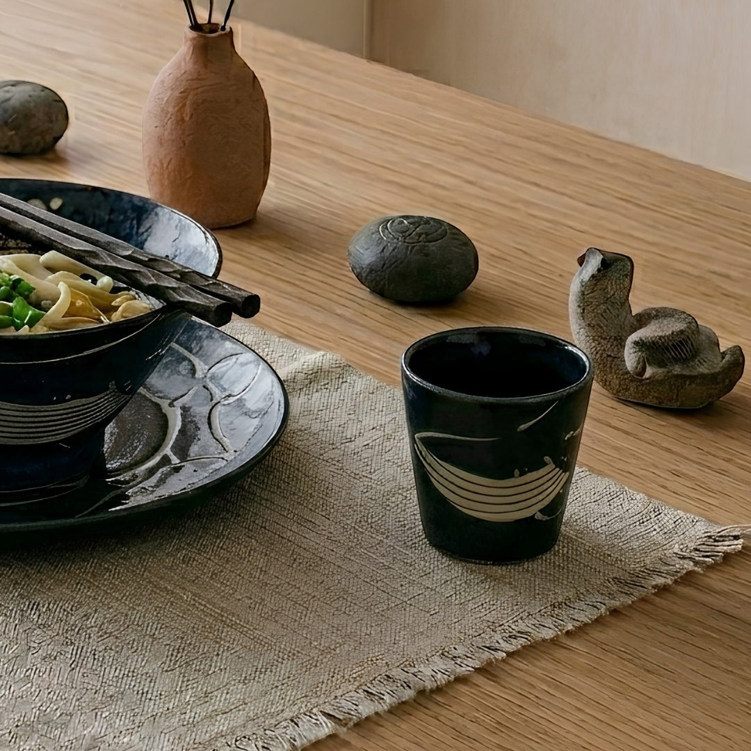 Tasse soba baleine bleu profond en situation sur une table d’inspiration japonaise