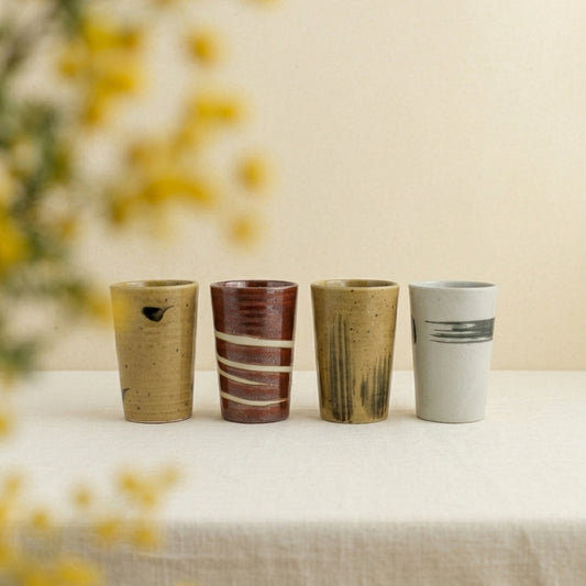 Quatre tasses japonaises en porcelaine aux motifs artisanaux naturels