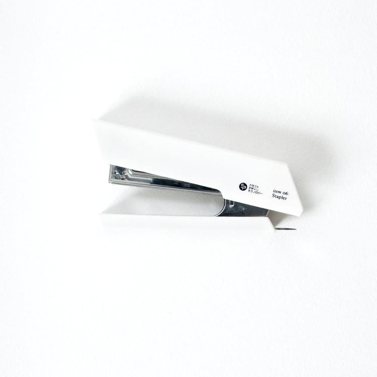 Agrafeuse japonaise Yugen lab blanche au design angulaire minimaliste en plastique solide pour bureau