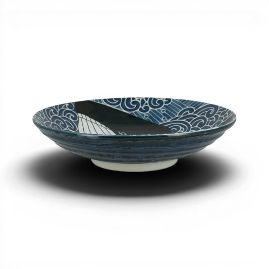 Assiette creuse Yugen lab en céramique bleue et blanche avec motif de baleine et vagues japonaises