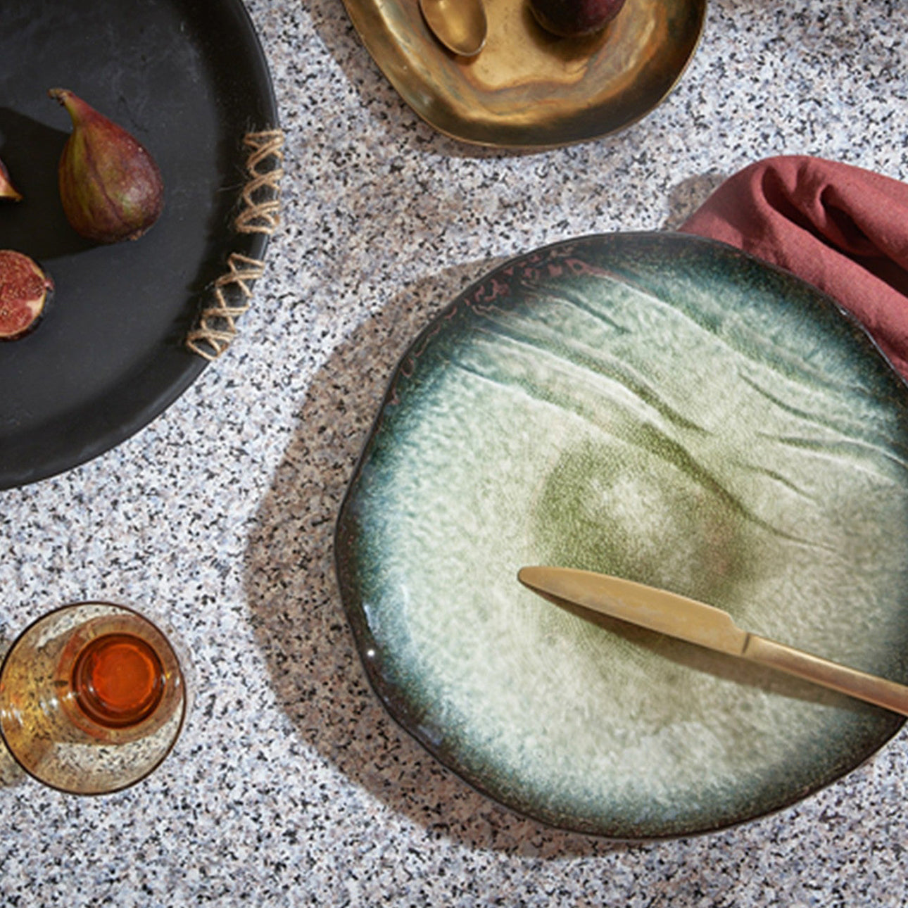 Assiette Yugen lab en céramique céladon aux reflets verts et bleus, design artisanal japonais incurvé sur table