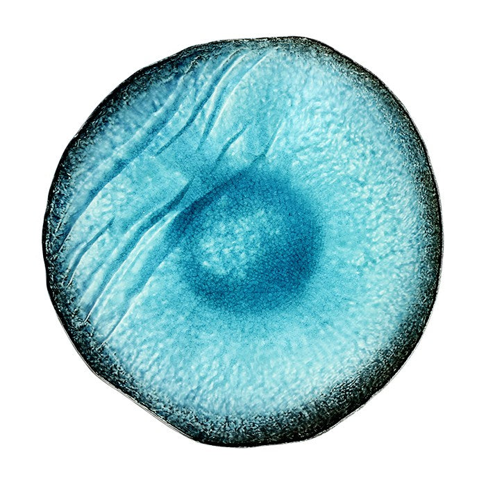 Assiette Yugen lab en céramique céladon bleu turquoise avec une texture organique et un bord foncé irrégulier