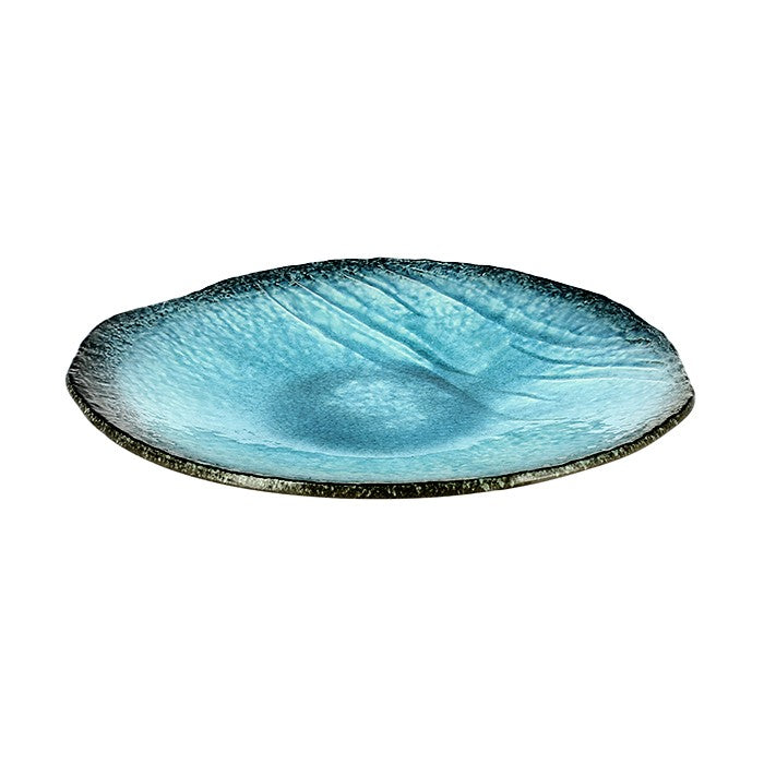 Assiette Yugen lab en verre céladon bleu avec un design artisanal incurvé inspiré de la vaisselle japonaise
