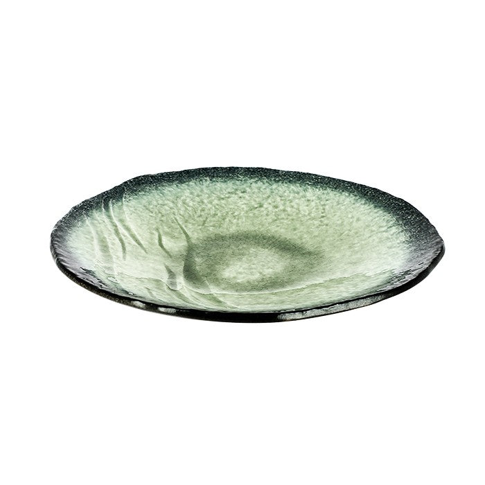 Assiette Yugen lab en céramique céladon avec un design japonais incurvé et une finition texturée élégante