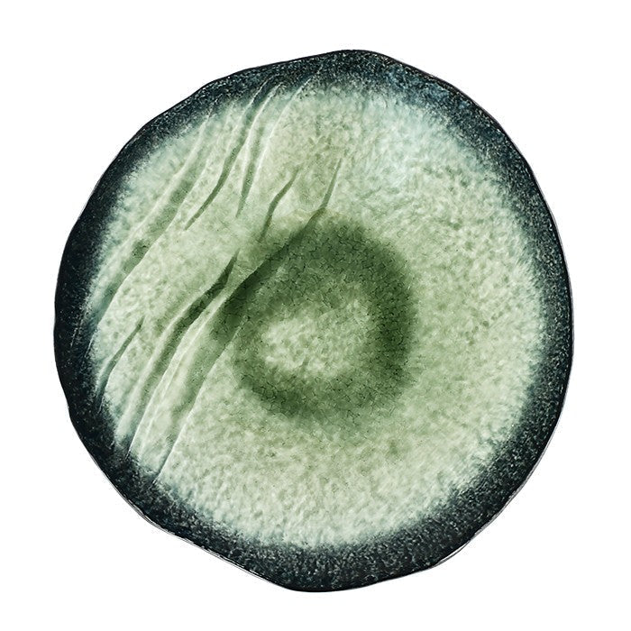 Assiette Yugen lab en céramique céladon avec des nuances de vert et de bleu, style vaisselle japonaise design.