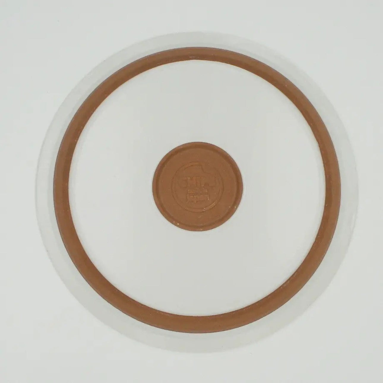 Assiette Yugen lab en céramique blanche avec motifs de cercles concentriques marron, style vaisselle japonaise