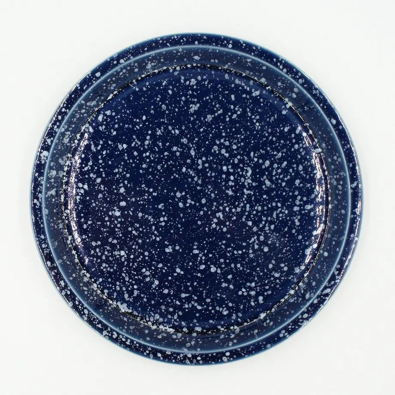 Assiette Yugen lab en céramique bleue avec un contour bleu et des paillettes multicolores, style japonais.