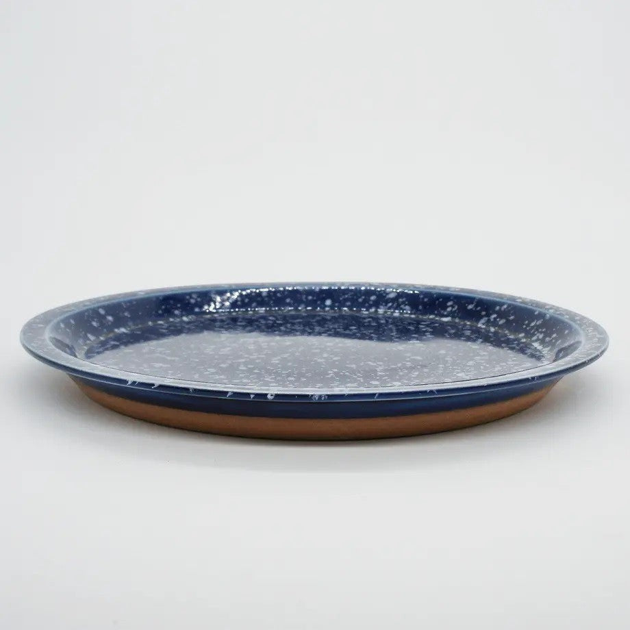 Assiette moderne Yugen lab en céramique bleue avec des éclats blancs, style vaisselle japonaise artisanale.