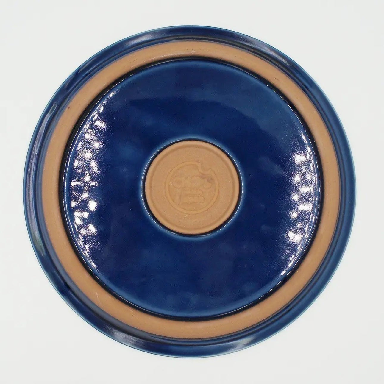 Assiette moderne en céramique Yugen lab bleue avec contour et centre en terre cuite naturelle, style japonais.