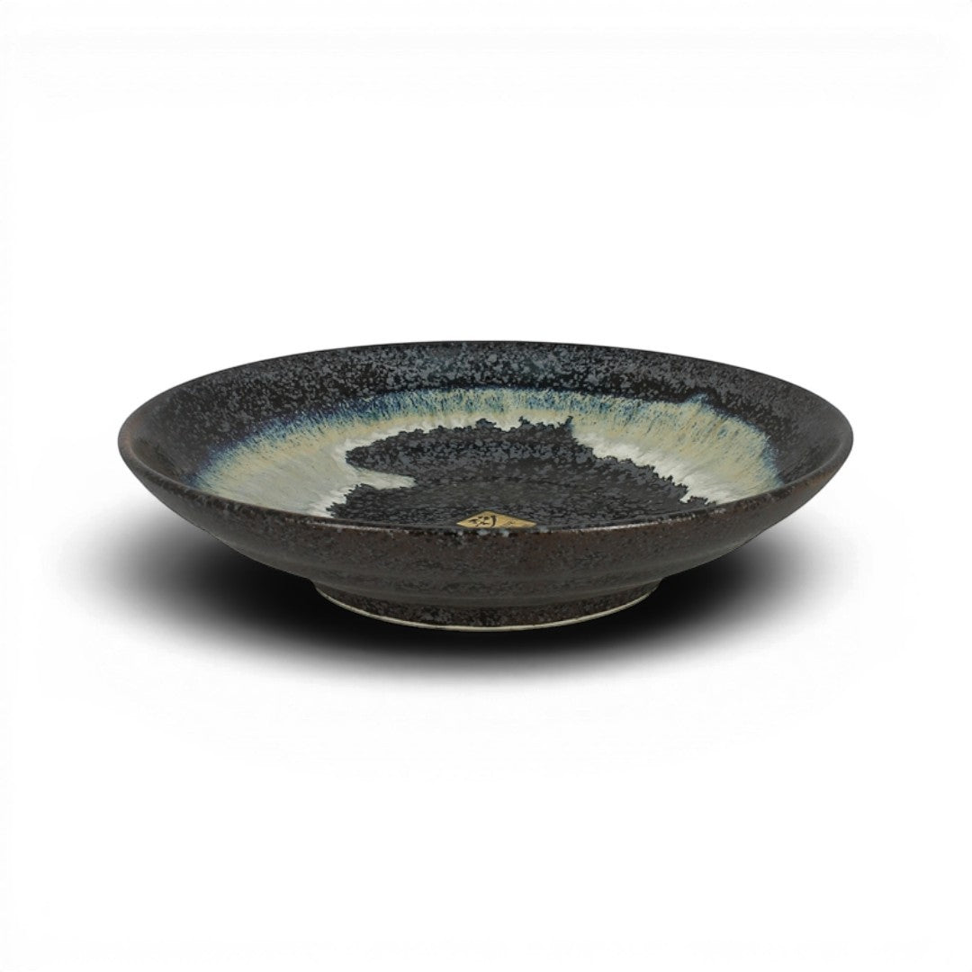 Assiette Yugen lab en céramique japonaise avec dégradés de bleu et noir, design artisanal plat.