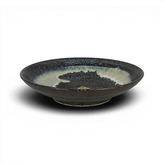 Assiette Yugen lab en céramique japonaise avec dégradés de bleu et noir, design artisanal plat.
