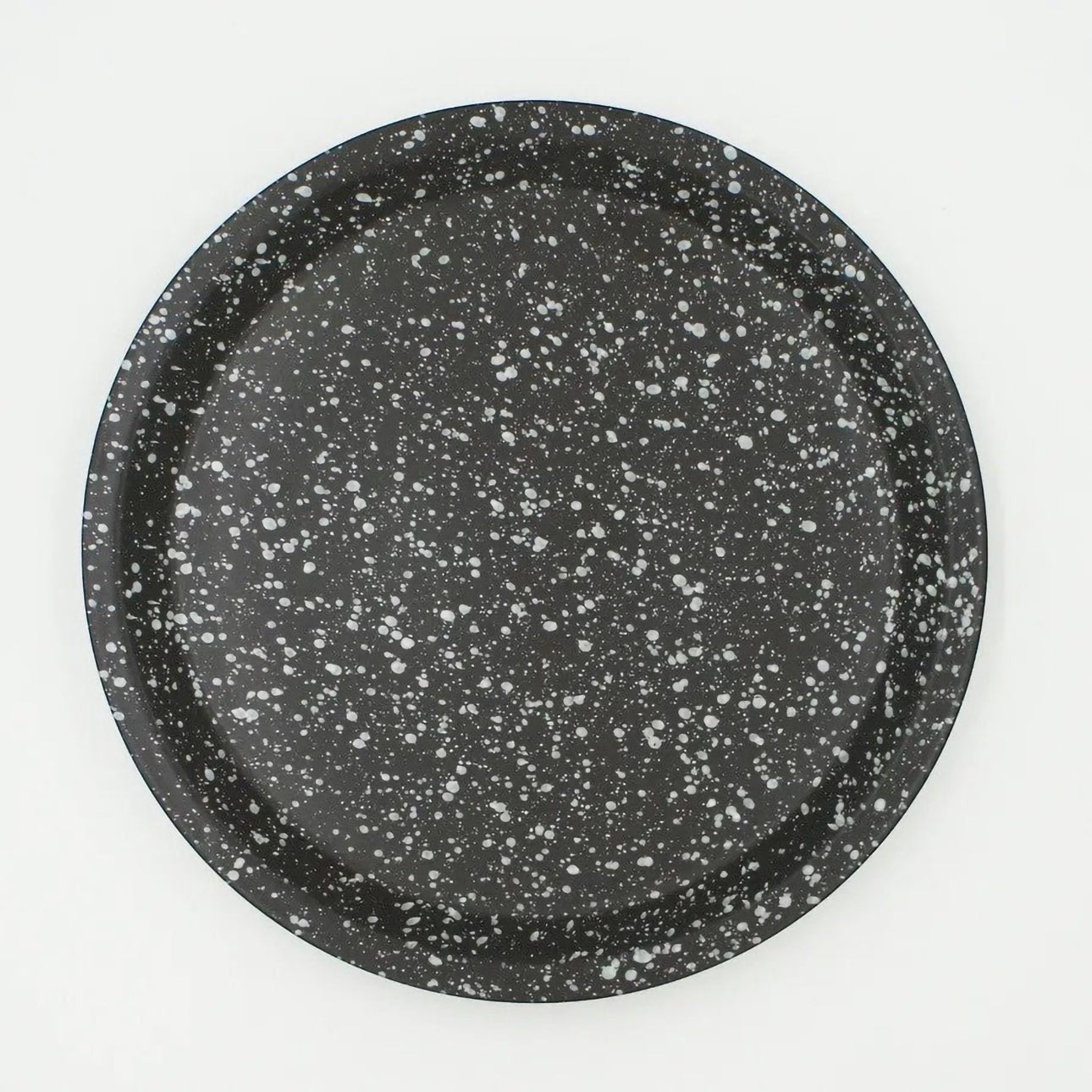 Assiette japonaise Yugen lab en céramique noire avec des éclaboussures blanches façon mouchetée
