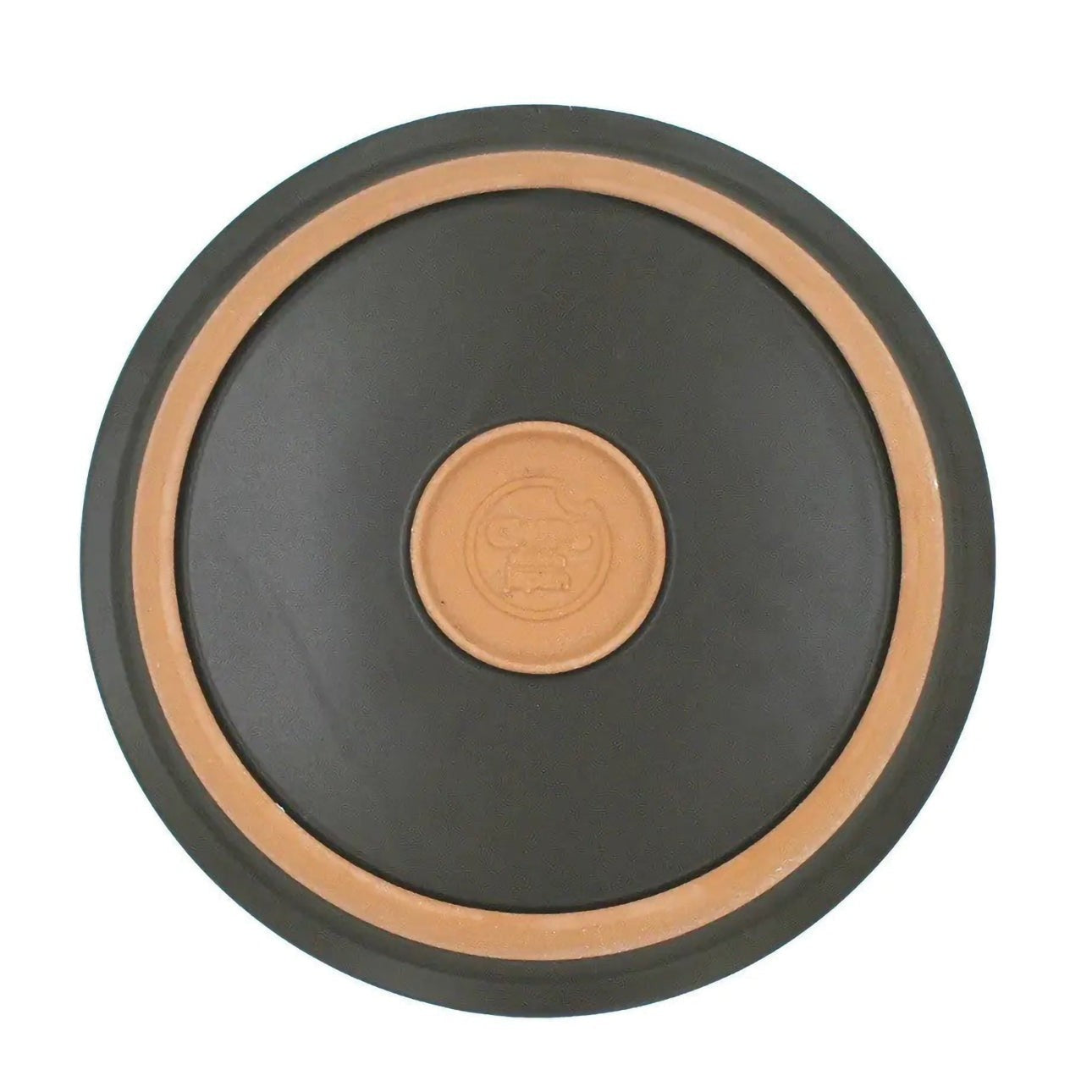 Assiette Yugen lab en céramique noire avec un centre et un contour en terre cuite naturelle, style japonais.