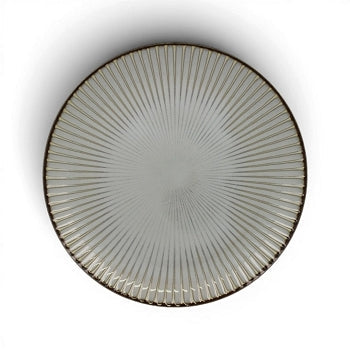 Assiette Yugen lab en céramique blanche de 24 cm avec fines rayures gris-brun rayonnantes et bordure sombre
