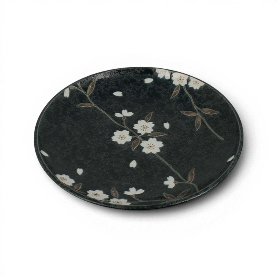 Petite assiette en céramique Yugen lab avec motif de fleurs de cerisier sakura sur fond vert foncé