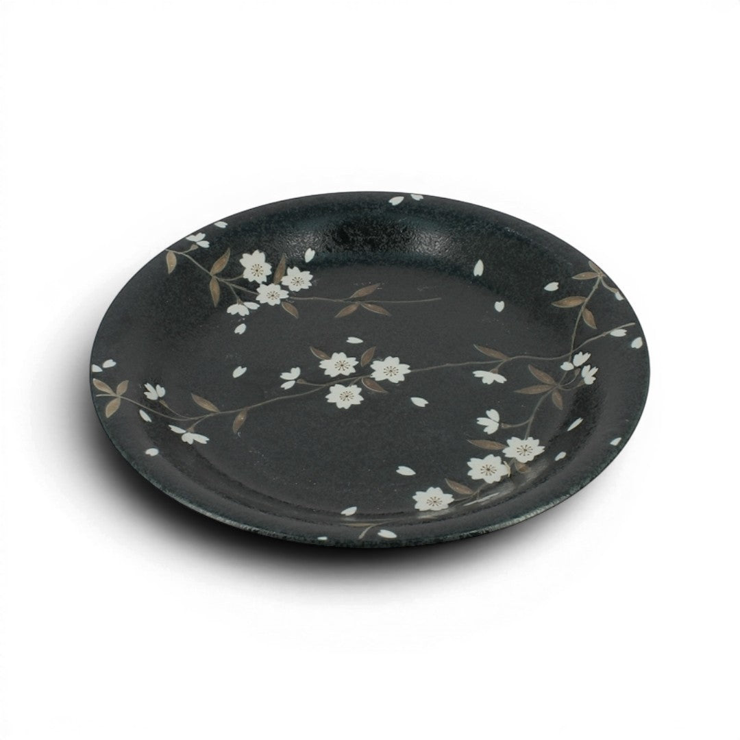 Assiette en céramique Yugen lab noire avec motifs de fleurs de cerisier sakura délicates pour une table japonaise