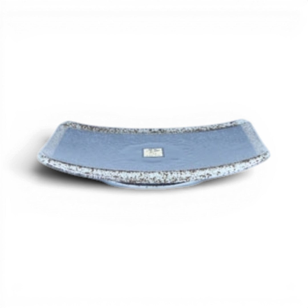 Assiette japonaise rectangulaire Yugen lab en céramique bleu gris avec bords mouchetés et motif central