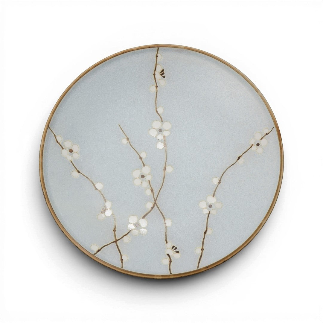 Assiette Yugen lab bleu clair ornée de motifs de fleurs de cerisier délicates dans un style japonais moderne