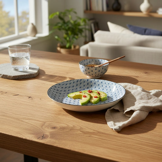 Assiette japonaise en porcelaine Yugen lab blanche et bleue avec motif étoile, garnie d'avocat sur une table en bois