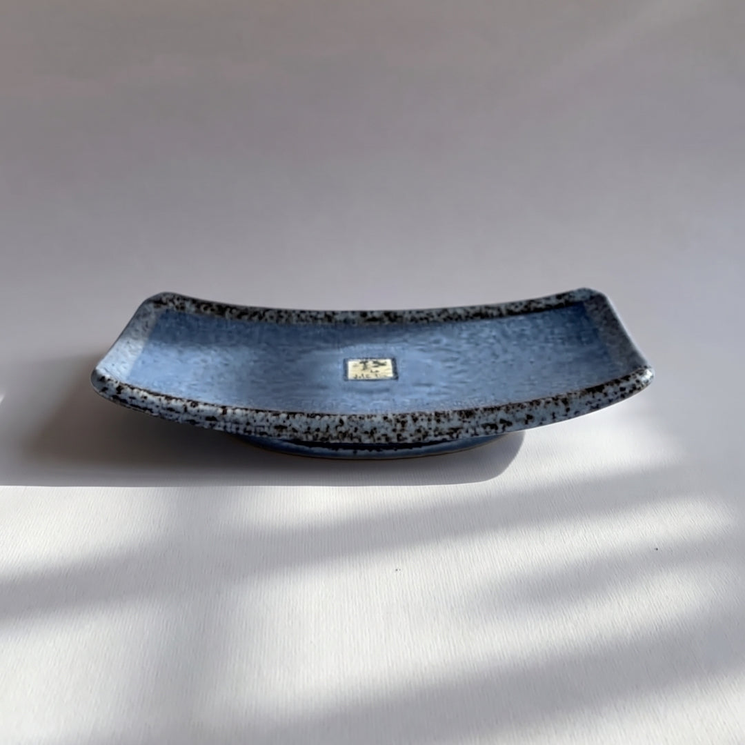 Assiette japonaise rectangulaire Yugen lab en céramique bleu gris avec bords mouchetés et motif carré central
