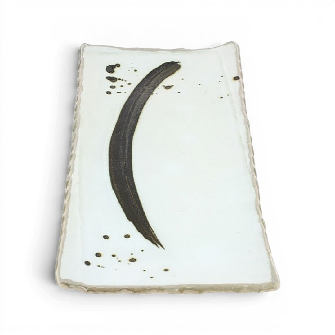 Assiette rectangulaire Yugen lab en porcelaine blanche artisanale avec motif calligraphique noir et bords texturés