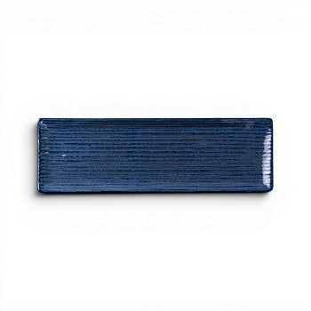 Assiette rectangulaire Yugen lab en porcelaine bleue avec des stries horizontales pour une présentation japonaise