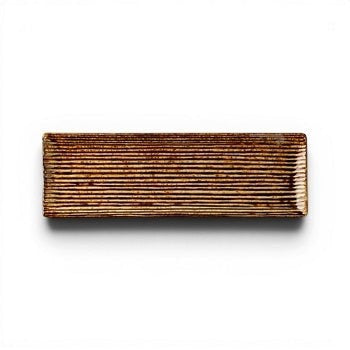 Assiette rectangulaire Yugen lab en porcelaine marron avec des stries horizontales et une finition brillante.