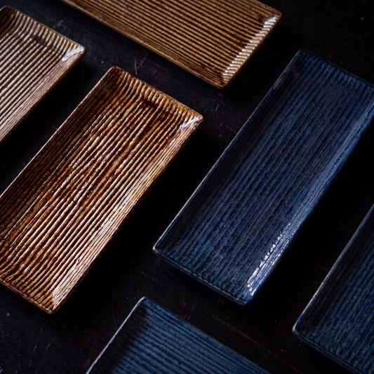 Assiettes rectangulaires Yugen lab en porcelaine striée bleue et marron pour présentation de sushi et sashimi
