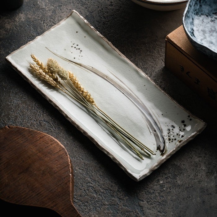 Assiette rectangulaire Yugen lab en porcelaine japonaise artisanale avec finition craquelée et motif naturel