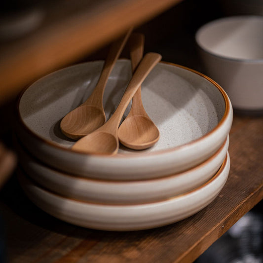 Set de deux assiettes Yugen lab en céramique blanc cassé avec bordure brune et cuillères en bois artisanales japonaises