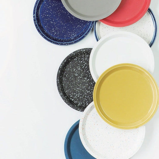 Assiettes Yugen lab en céramique japonaise aux couleurs variées, motifs mouchetés et unis, vue de dessus.