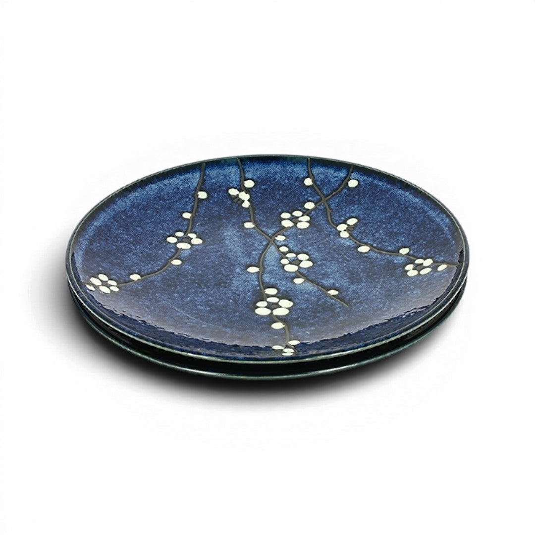 Set de 2 assiettes Yugen lab en céramique japonaise bleu profond avec motif de fleurs de cerisier blanches