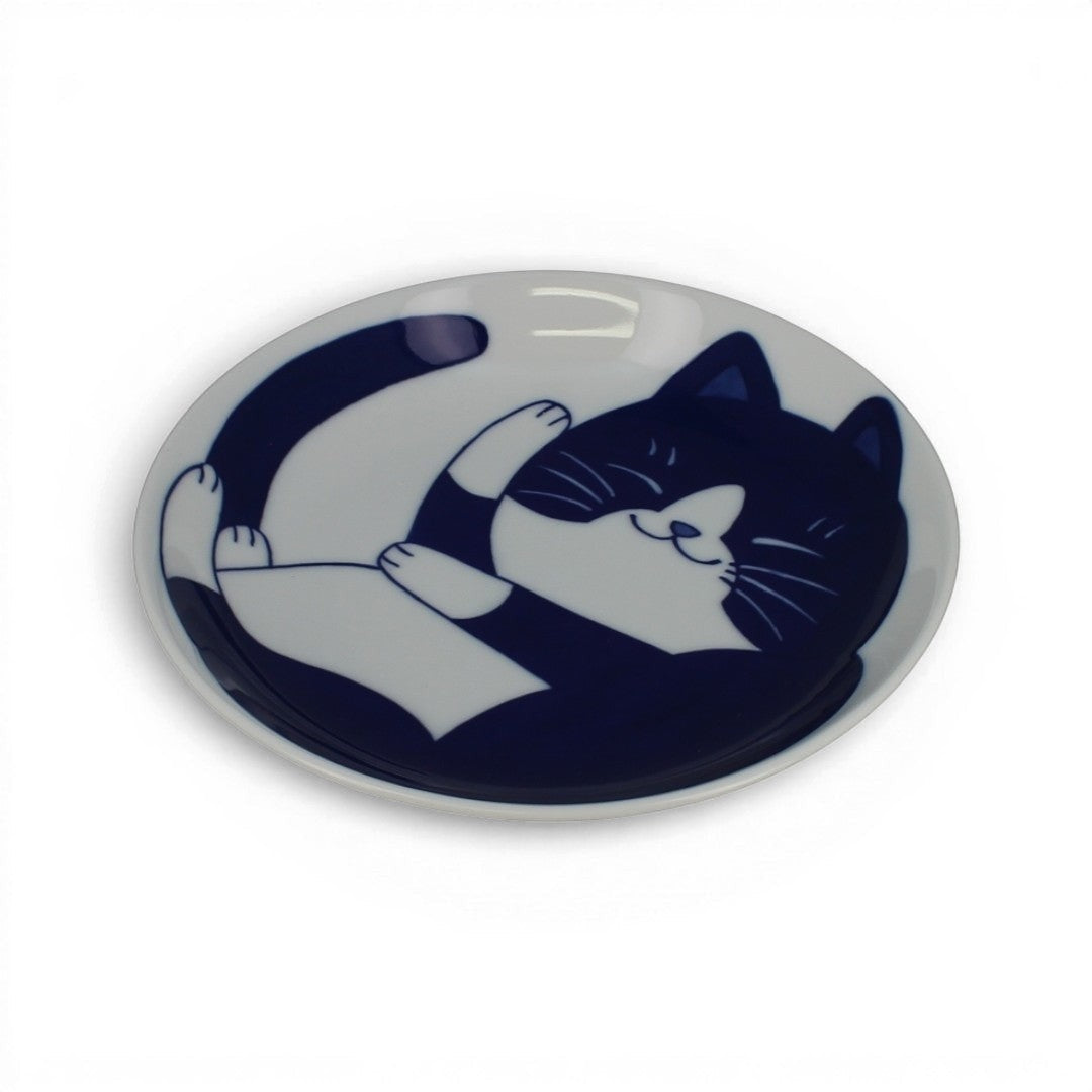 Set de 2 assiettes Yugen lab en porcelaine blanche avec un motif graphique de chat bleu endormi, style japonais.