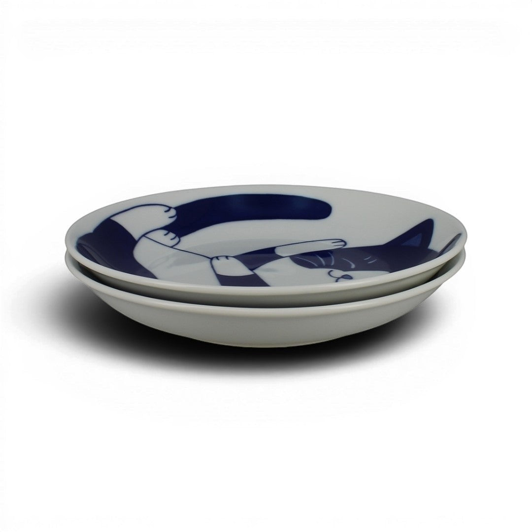 Set de 2 assiettes Yugen lab en porcelaine blanche avec motif de chat bleu endormi, style graphique japonais.