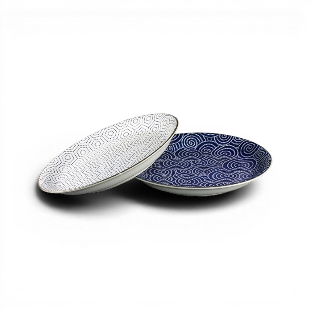 Set de 2 assiettes japonaises Yugen lab en céramique blanche et bleue avec motifs géométriques et circulaires.