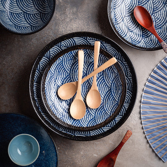 Set de deux grandes assiettes Yugen lab en céramique bleue et noire avec motif traditionnel japonais en forme de vagues