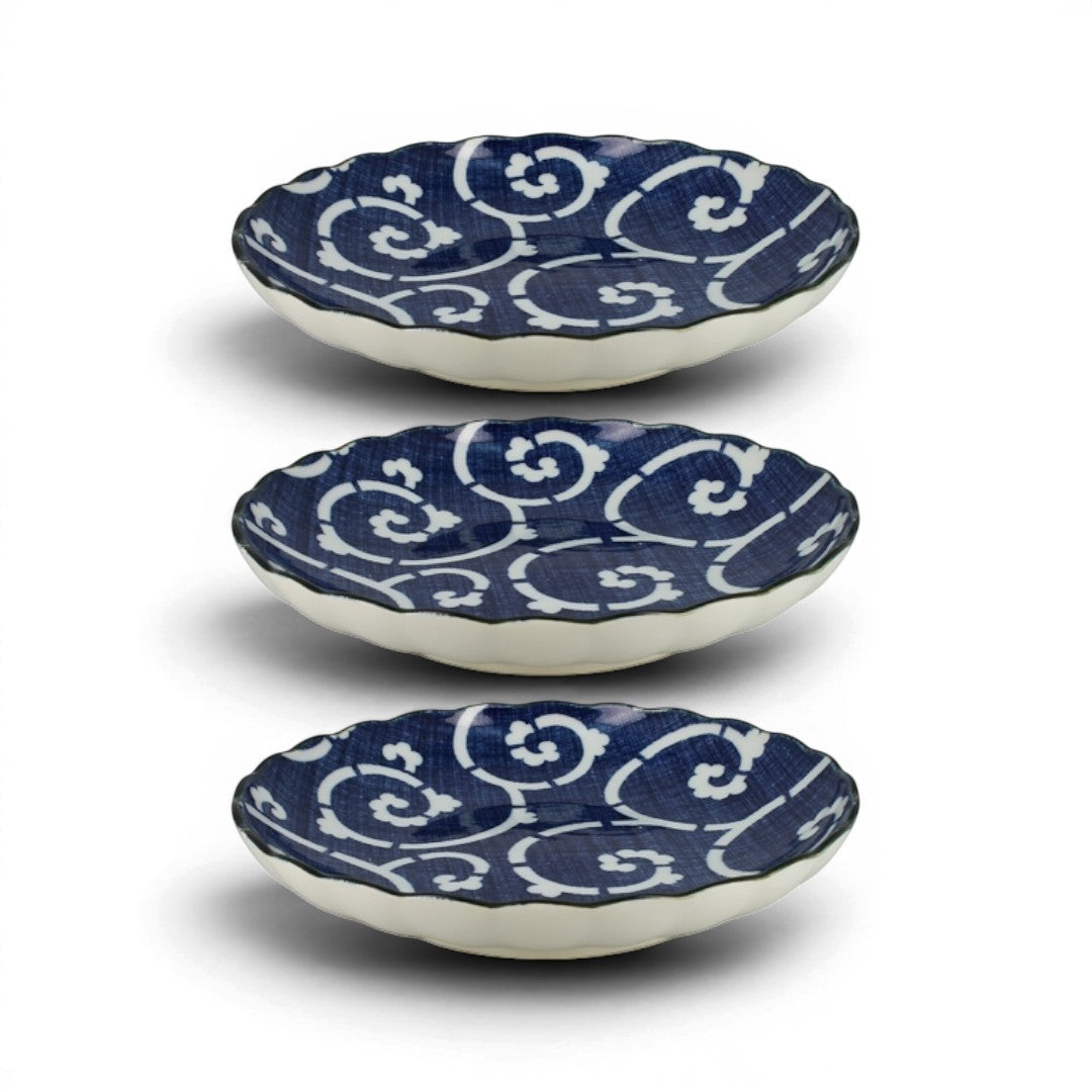 Set de 3 assiettes Yugen lab en céramique blanche et bleue avec motifs traditionnels karakusa et bords dentelés