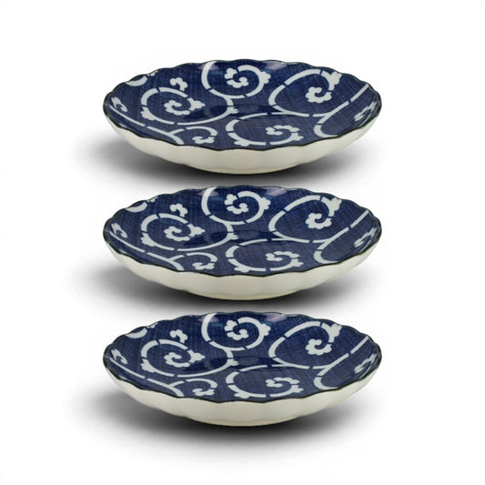 Set de 3 assiettes Yugen lab en céramique blanche et bleue avec motifs traditionnels karakusa et bords dentelés