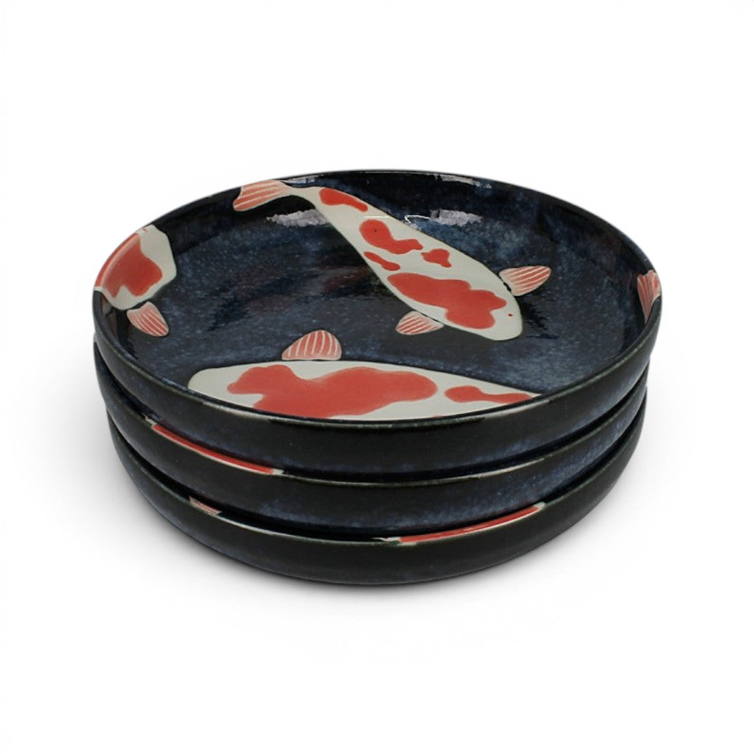 Set de trois assiettes japonaises Yugen lab en céramique sombre avec motifs de poissons koï rouges et blancs