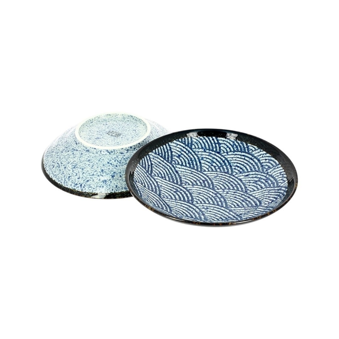 Set de deux assiettes Yugen lab en céramique bleue et blanche avec motif de vagues japonaises nami et bordure noire