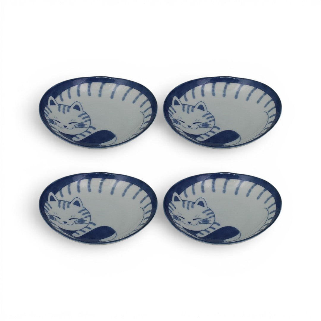 Set de 4 assiettes ovales Yugen lab en porcelaine de Toki avec motif de chat tigré bleu indigo sur fond clair