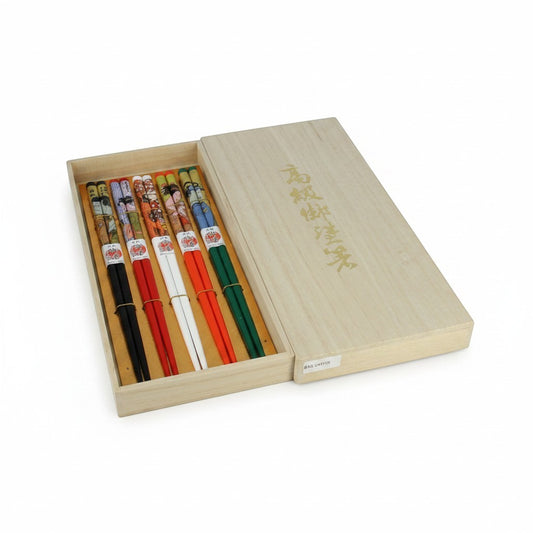 Set de 5 paires de baguettes japonaises colorées Yugen lab avec illustrations traditionnelles dans un coffret en bois