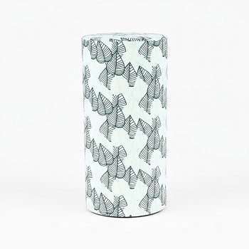 Boîte à thé Yugen lab cylindrique en papier japonais avec motif de feuilles sombres sur fond vert d'eau clair