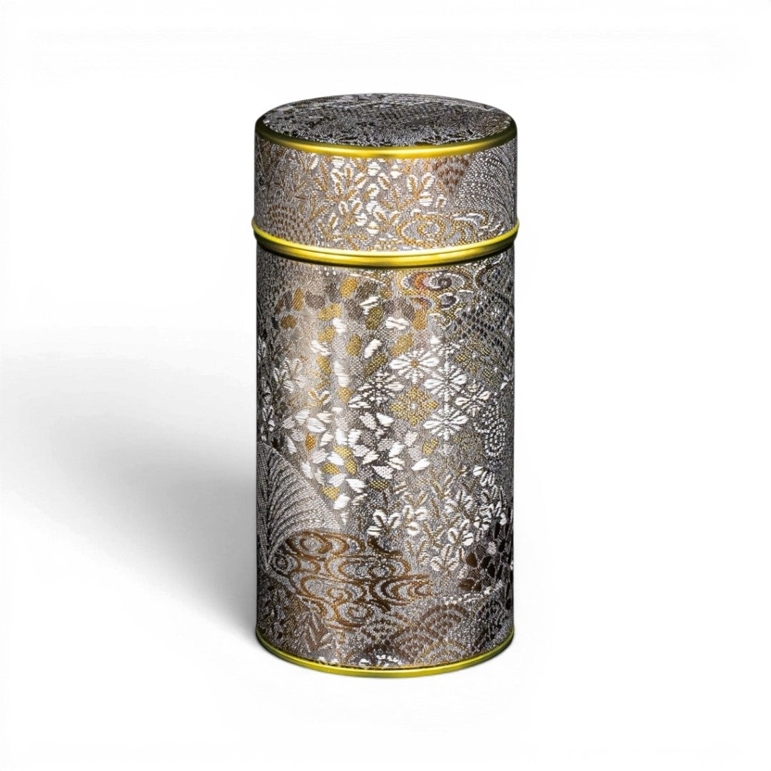 Boîte à thé Yugen lab cylindrique en fer blanc avec décor floral japonais argenté et détails dorés