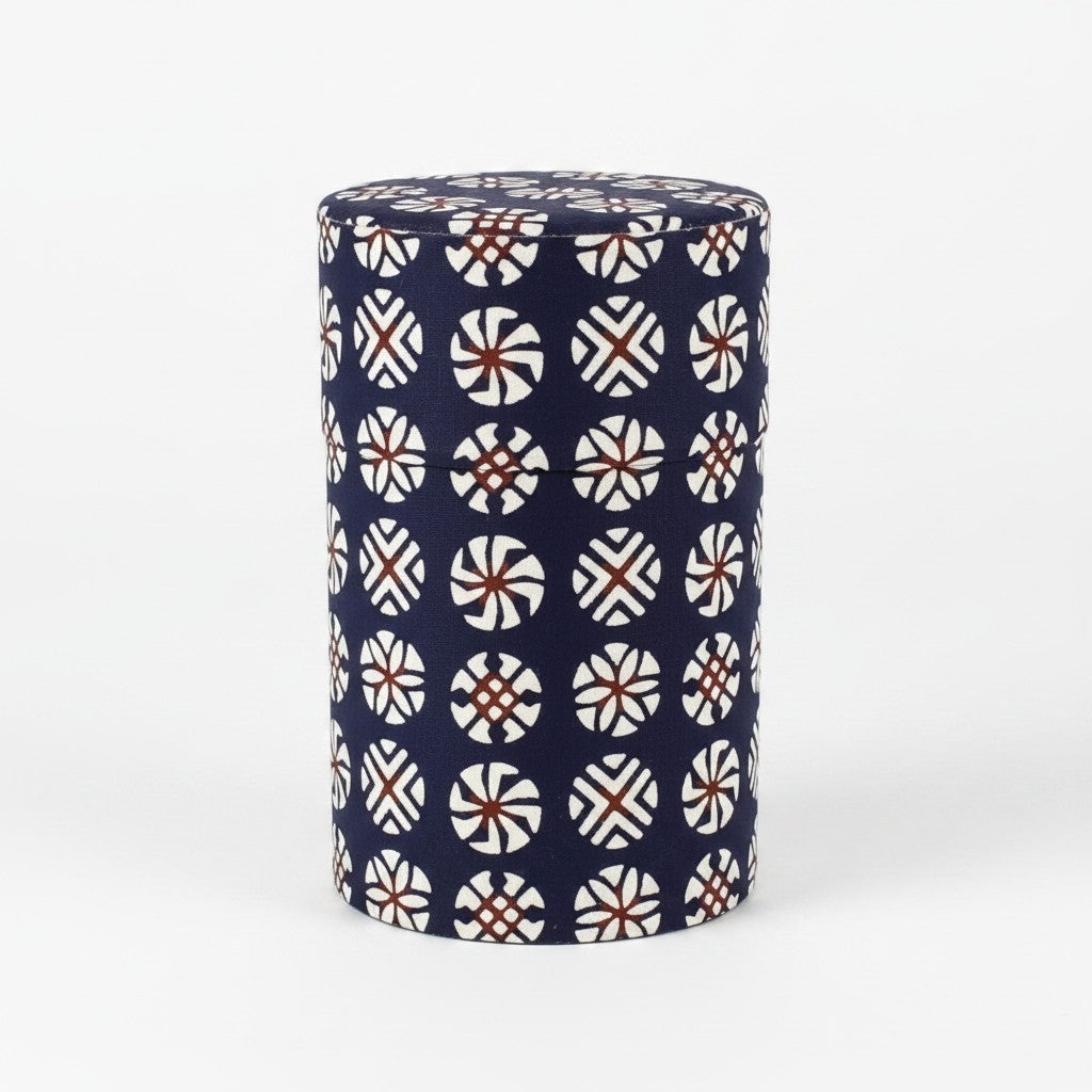 Boîte à thé Yugen lab cylindrique en fer blanc et papier washi bleu nuit à motifs géométriques blancs et rouge brun
