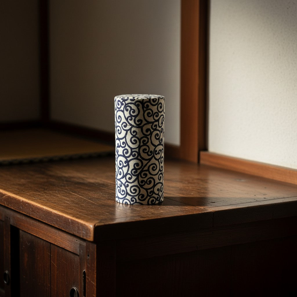 Boîte à thé japonaise Yugen lab cylindrique en fer-blanc avec motif traditionnel bleu et blanc sur meuble en bois