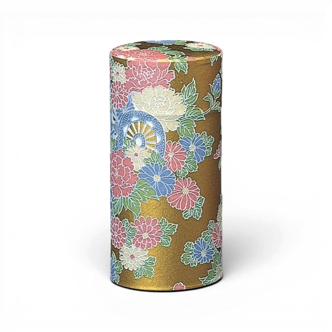 Boîte à thé Yugen lab cylindrique en fer blanc et papier washi avec motif floral japonais sur fond brun doré.