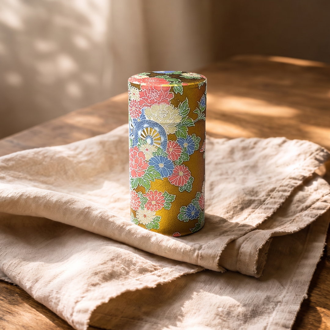 Boîte à thé japonaise Yugen lab en fer blanc et papier washi à motif floral coloré sur fond brun doré