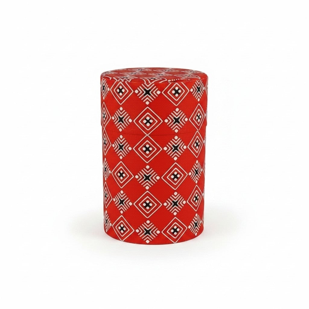 Boîte à thé Yugen lab cylindrique en fer blanc et papier washi rouge vif avec motifs géométriques blancs et noirs