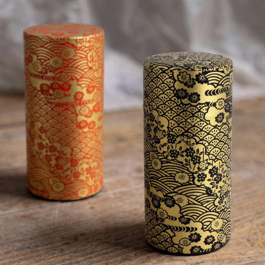 Boîtes à thé Yugen lab Kinran cylindriques en fer blanc et papier washi avec motifs japonais dorés, rouges et noirs.
